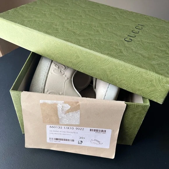 Gucci Sneakers. Like new. Only worn 3 times. Extra laces and dust bag included. - Picture 4 of 6